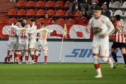 Un golazo de Tapia fue insuficiente para Barracas Central, que perdió contra Estudiantes con justicia.