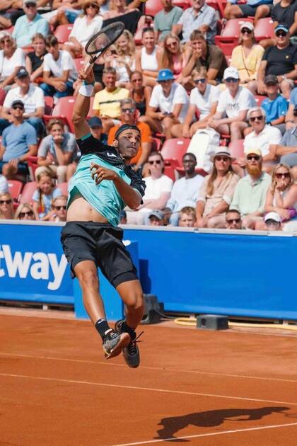 Un golpe acrobático de Cerúndolo durante el último ATP de Bastad, donde se consagró campeón.