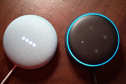 Un Google Home Mini y un Amazon Echo Dot, dos de los parlantes conectados más populares del mercado