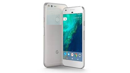 Un Google Pixel (frente) y un Pixel XL (de espaldas), presentados en 2016