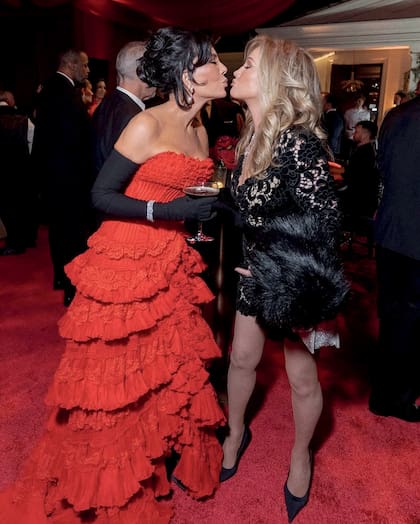 Un gracioso beso entre Kris y Kathy Hilton