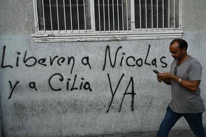 Un graffiti en reclamo de la libertad de Nicolás Maduro y Cilia Flores, en Caracas