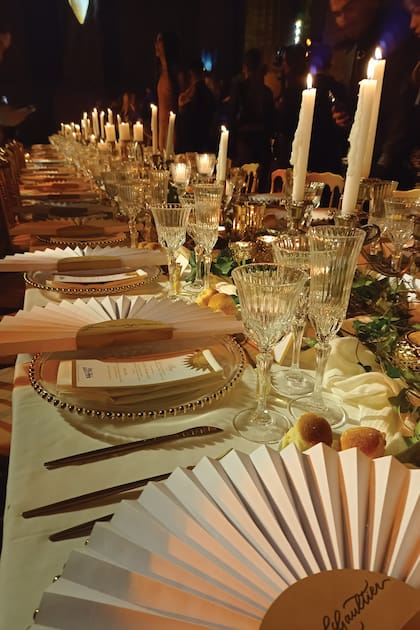 Un gran abanico sobre cada plato daba la bienvenida a los invitados.
