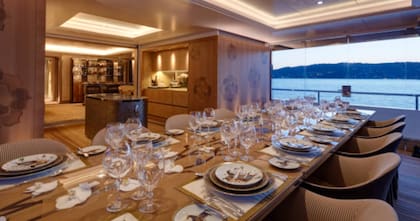 Un gran comedor ofrece una increíble vista al mar