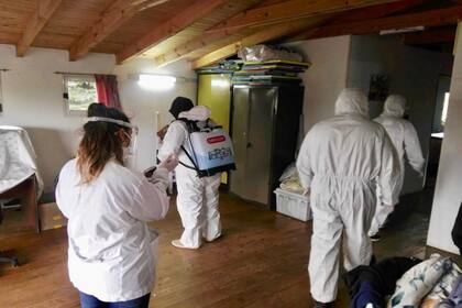 De manera solidaria comenzaron a desinfectar centros comunitarios y merenderos