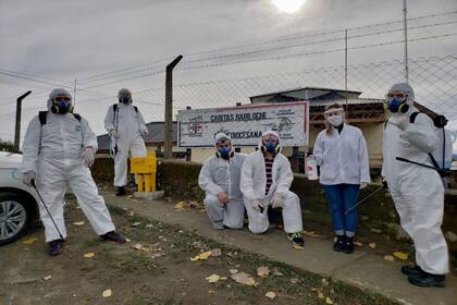 De manera solidaria comenzaron a desinfectar centros comunitarios y merenderos