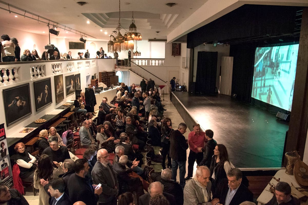 Un gran escenario, barra y sillones