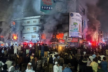 Un gran incendio arrasa decenas de tiendas en un centro comercial del sur de Pakistán, hay 3 muertos