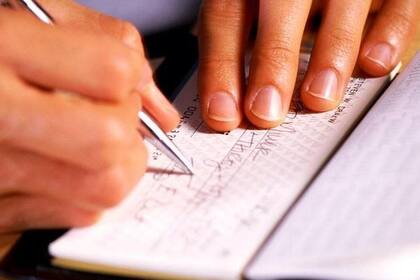 Un gran número de ciudadanos mayores de 65 años siguen usando cheques.