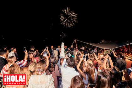 Un gran show de fuegos artificiales sorprendió a los 250 invitados.