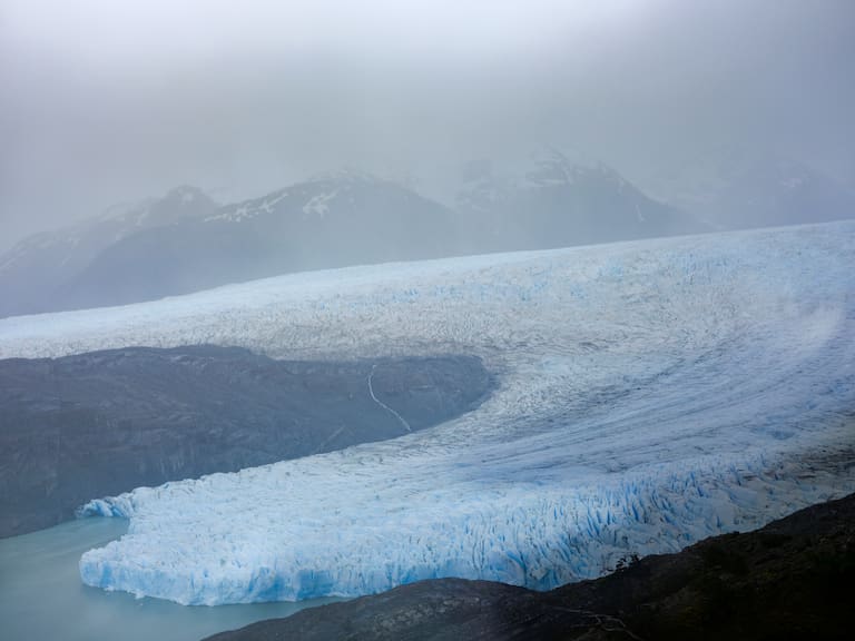 Un gran témpano desprendido del glaciar Grey, detenido en una bahía del lago homónimo