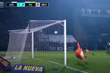 Un gran tiro libre de Kevin Gutiérrez para Defensa y Justicia viajaba al ángulo superior derecho del arquero, pero entre Rey y los palos salvaron a Gimnasia