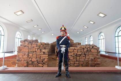 Un granadero custodia siempre los restos de la casa natal del Libertador