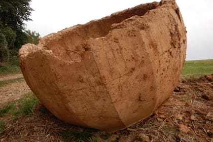 Un granjero golpea una roca y encuentra un artefacto de la Segunda Guerra Mundial