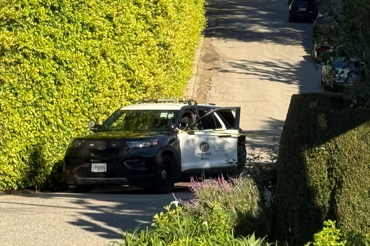 Un grave incidente de seguridad sacudió el exclusivo barrio de Beverly Crest este domingo 8 de marzo, cuando una mujer de aproximadamente 30 años abrió fuego con un rifle contra la residencia de la cantante Rihanna