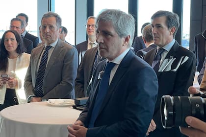 Un grupo cerrado de abogados, banqueros y lobbistas se acercaron al acto en el que Caputo recibió un premio.