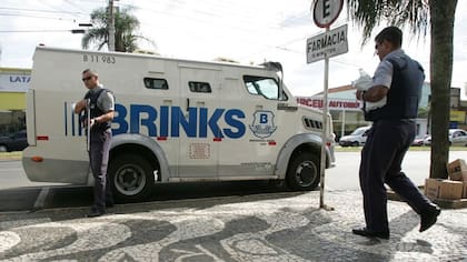Brinks es la única empresa autorizada a entrar a las dependencias de la Reserva Federal norteamericana. Se encargará de traer más dólares a la Argentina.