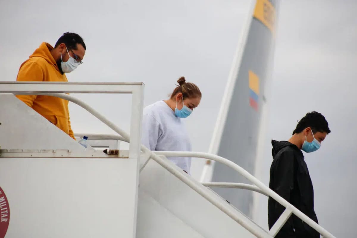 Un grupo de 118 ciudadanos colombianos fue repatriado desde Estados Unidos y llegó a Bogotá este domingo