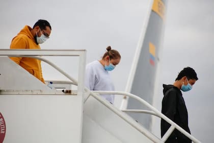 Un grupo de 118 ciudadanos colombianos fue repatriado desde Estados Unidos y llegó a Bogotá este domingo