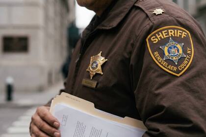 Un grupo de 15 sheriffs de Nueva York presentó una demanda federal contra la gobernadora Kathy Hochul y la fiscal general Letitia James para impugnar la ley estatal "Local Cops, Local Crimes Act"