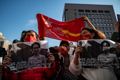 Un grupo de activistas de Myanmar protesta frente al edificio de la Universidad de las Naciones Unidas en Tokio, después de que el ejército de Myanmar tomara el poder en un golpe de estado detuviera a la líder democráticamente elegida, Aung San Suu Kyi