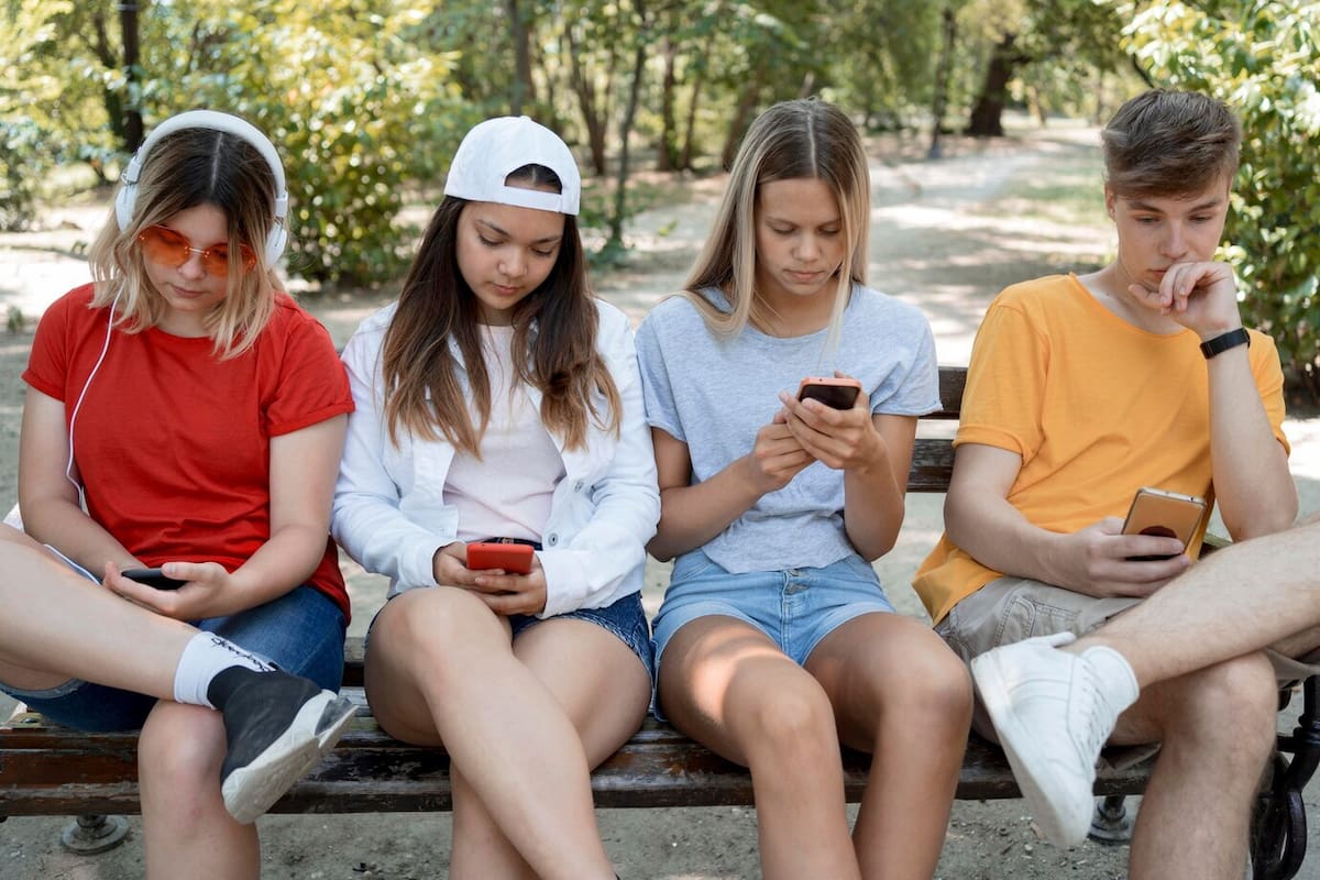 Un grupo de adolescentes conectados a sus celulares