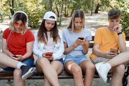 Un grupo de adolescentes conectados a sus celulares