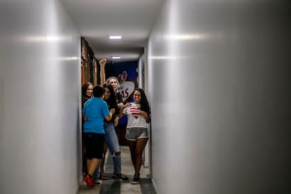 Un grupo de adolescentes en el segundo día consecutivo que van a Escape Room.