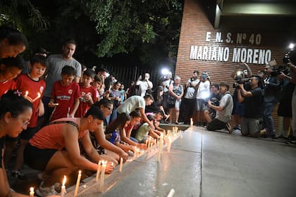 Un grupo de adolescentes frente a la escuela Mariano Moreno, de San Cristóbal, en Santa Fe.