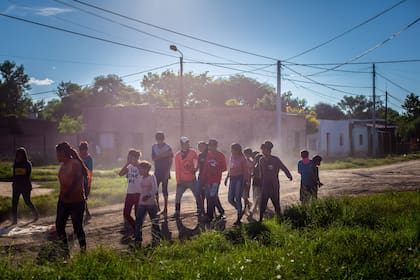Un grupo de adolescentes que asisten al centro barrial Enrique Angelelli