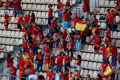 Un grupo de aficionados alienta a España antes del partido del sábado 19 de junio de 2021 ante Polonia en Sevilla (José Manuel Vidal/Pool via AP)