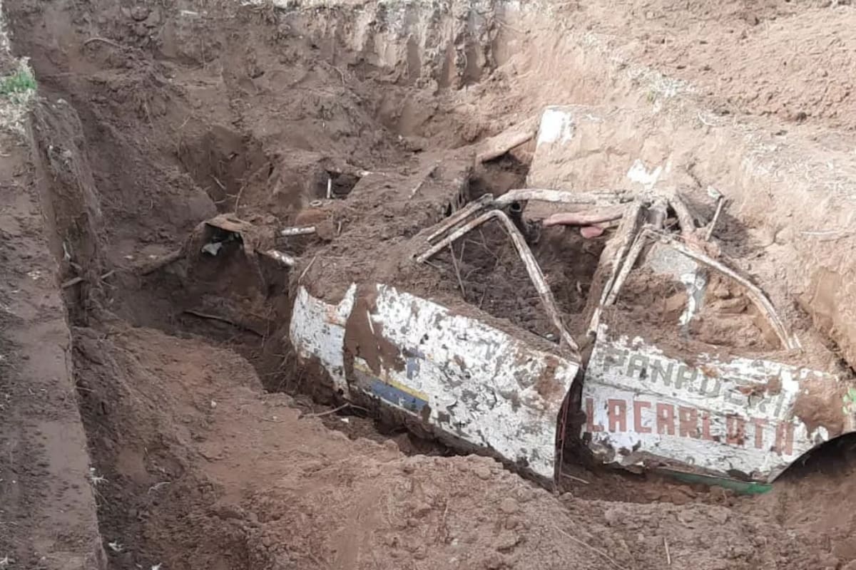 Un grupo de albañiles descubrió un Ford Fairlane en el patio de una casa nueva mientras hacían las excavaciones para una pileta