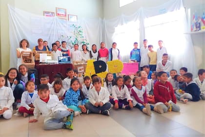 Un grupo de alumnos de Mendoza, a partir de lo que las ráfagas dejan a su paso, se pusieron manos a la obra y elaboraron un producto novedoso: leña ecológica.