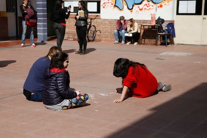 Un grupo de alumnos, en el patio de la institución