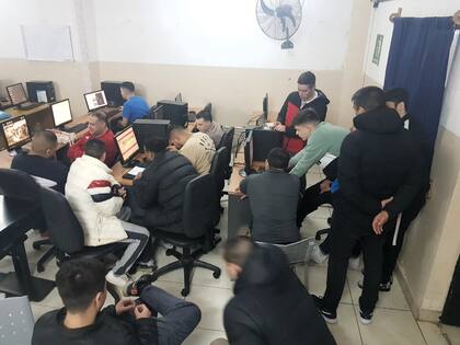 Un grupo de alumnos trabaja en el aula de computación en uno de los centros universitarios del programa UBA XXII