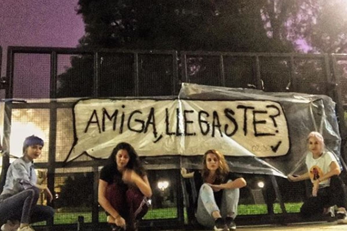 Un grupo de amigas colgó un cartel en Tribunales con un mensaje que alude a los recaudos que toman las mujeres para protegerse a la vuelta de una salida por la noche