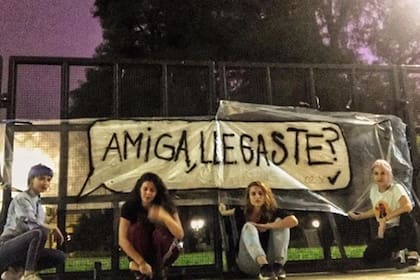Un grupo de amigas colgó un cartel en Tribunales con un mensaje que alude a los recaudos que toman las mujeres para protegerse a la vuelta de una salida por la noche