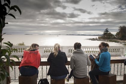 Un grupo de amigas de viaje por Colonia, Uruguay