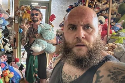 Un grupo de amigos ingresó a una casa abandonada en Escocia y se toparon una serie de reliquias que los aterrorizó