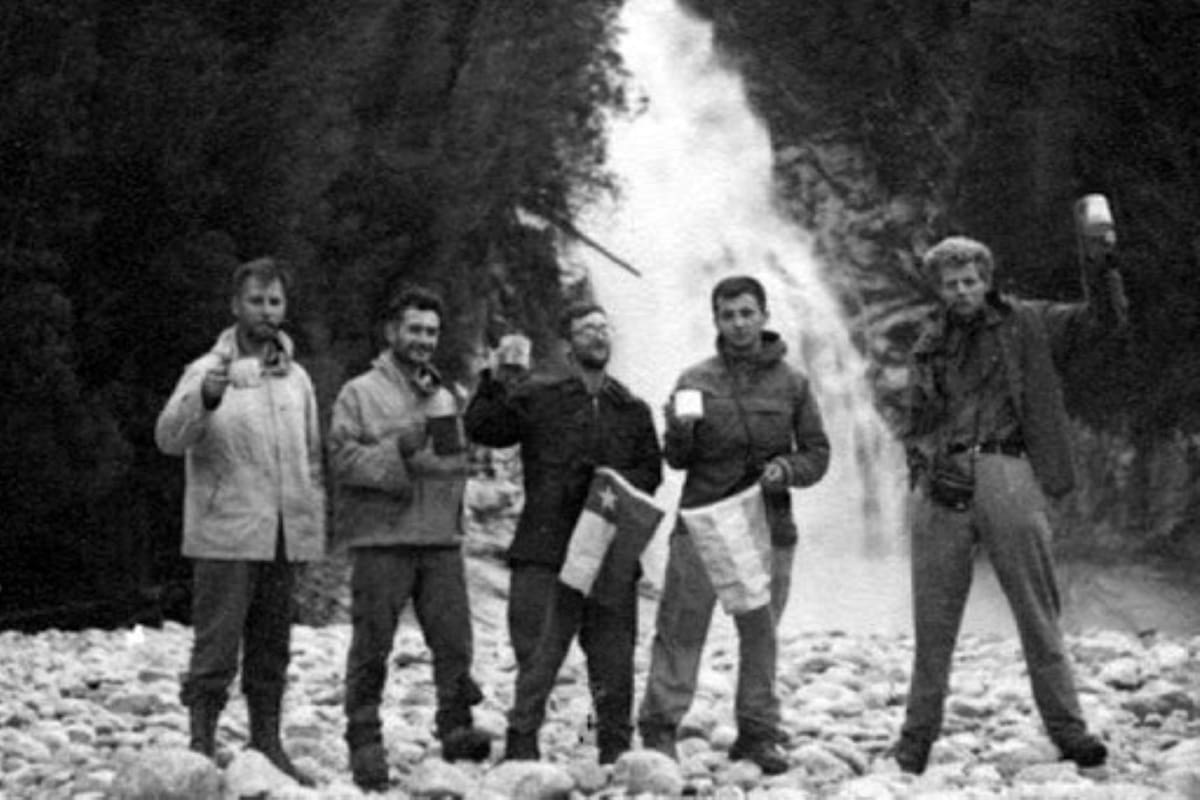 Un grupo de amigos montañistas, en 1962 realizó una travesía entre el Pacífico y el lago Menéndez en busca del mítico salto Vodudahue, que se puede ver en un documental