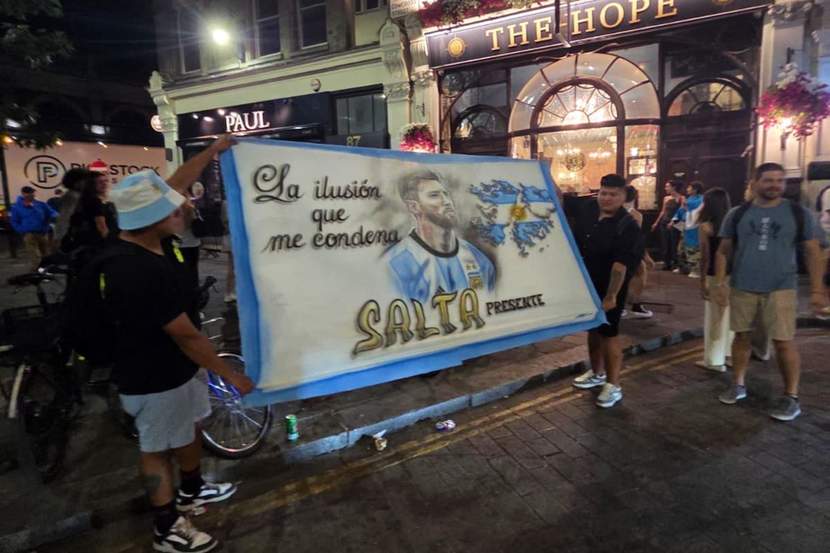 Un grupo de argentinos celebra en la noche londinense la victoria de la selección frente a Inglaterra
