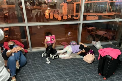 Un grupo de argentinos espera en el aeropuerto de Panamá después de la cancelación intempestiva del vuelo a Buenos Aires