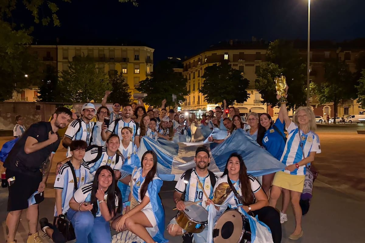 Un grupo de argentinos hizo un banderazo con bombos y banderas por las calles silenciosas de Ginebra