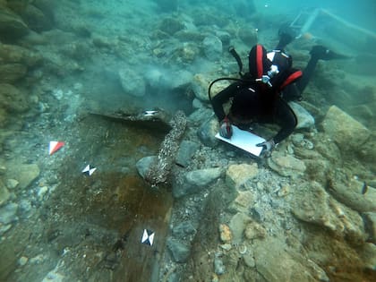 Un grupo de arqueólogos marinos descubrió un navío de 2500 años cerca de la costa de Sicilia