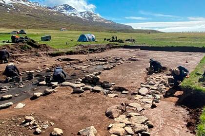 Un grupo de arqueólogos trabajando en lo que fuera un refugio de verano antiguo