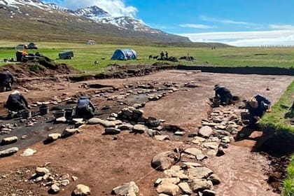 Un grupo de arqueólogos trabajando en lo que fuera un refugio de verano antiguo