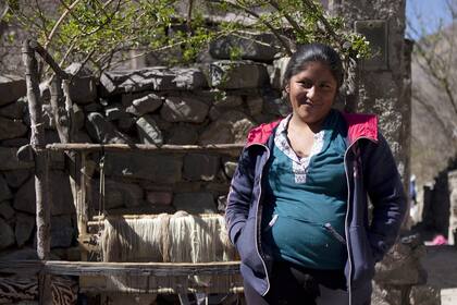 Un grupo de artesanas collas recuperan una técnica ancestral y, por su trabajo minucioso, abrigos de moda se convierten en una pieza de lujo; Leonor Inés Montellanos, una de las "hilanderas del agua"