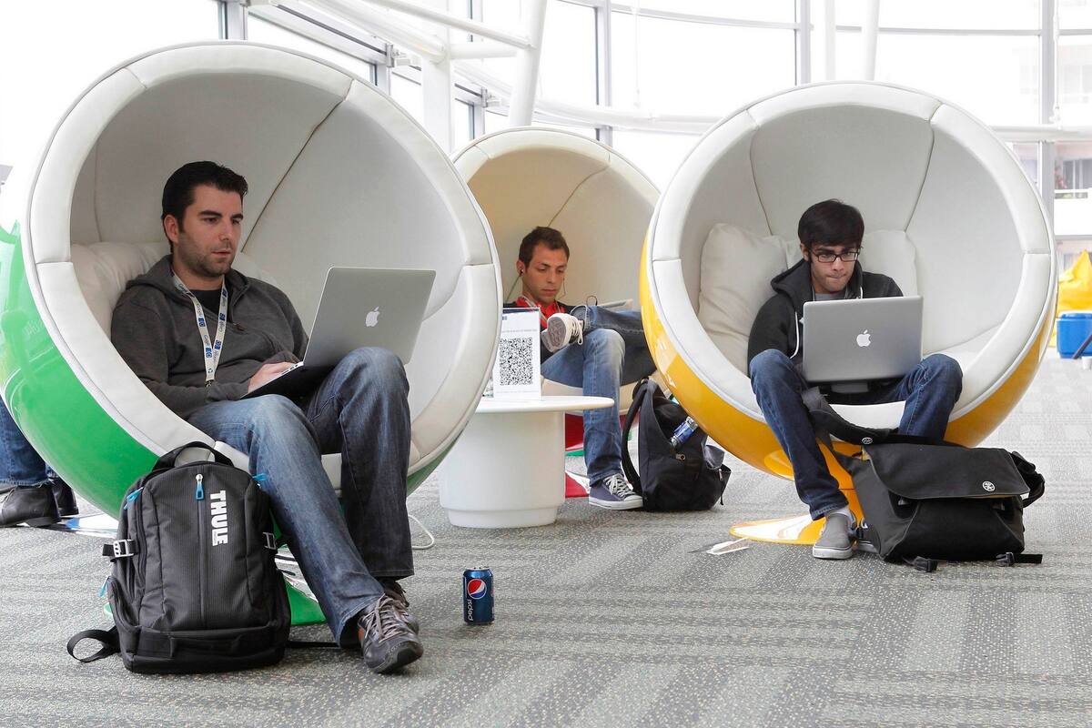 Un grupo de asistentes en la conferencia de desarrolladores i/o de Google en 2012. Para Jessica Powell, ex empleada de la compañía, las jerarquías en las tecnológicas están marcadas entre los ingenieros en la cima y el resto de las personas más abajo