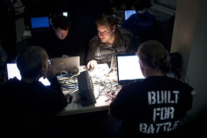 Un grupo de asistentes en uno de los encuentros organizados por la Chaos Computer Club en Berlín, Alemania, en donde se desarrollan talleres y conferencias relacionadas con el mundo hacker