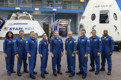 Un grupo de astronautas, presentados por la NASA